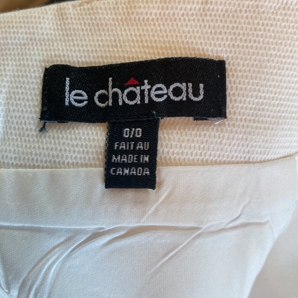 Le Chateau 🐝 3 for $35 White 00 pencil skirt with flair at back - Picture 5 of 7